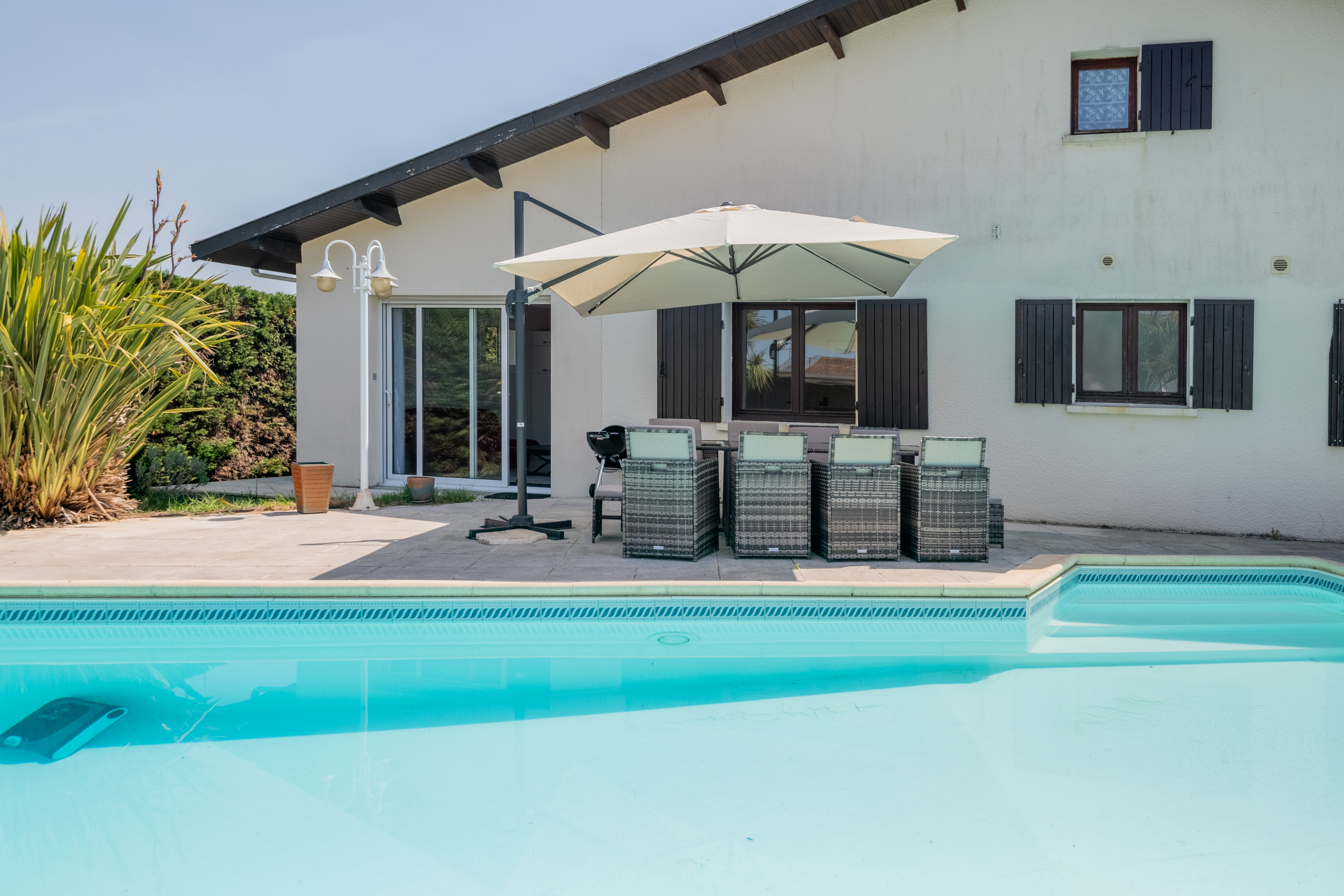 Vue de la piscine et du jardin
