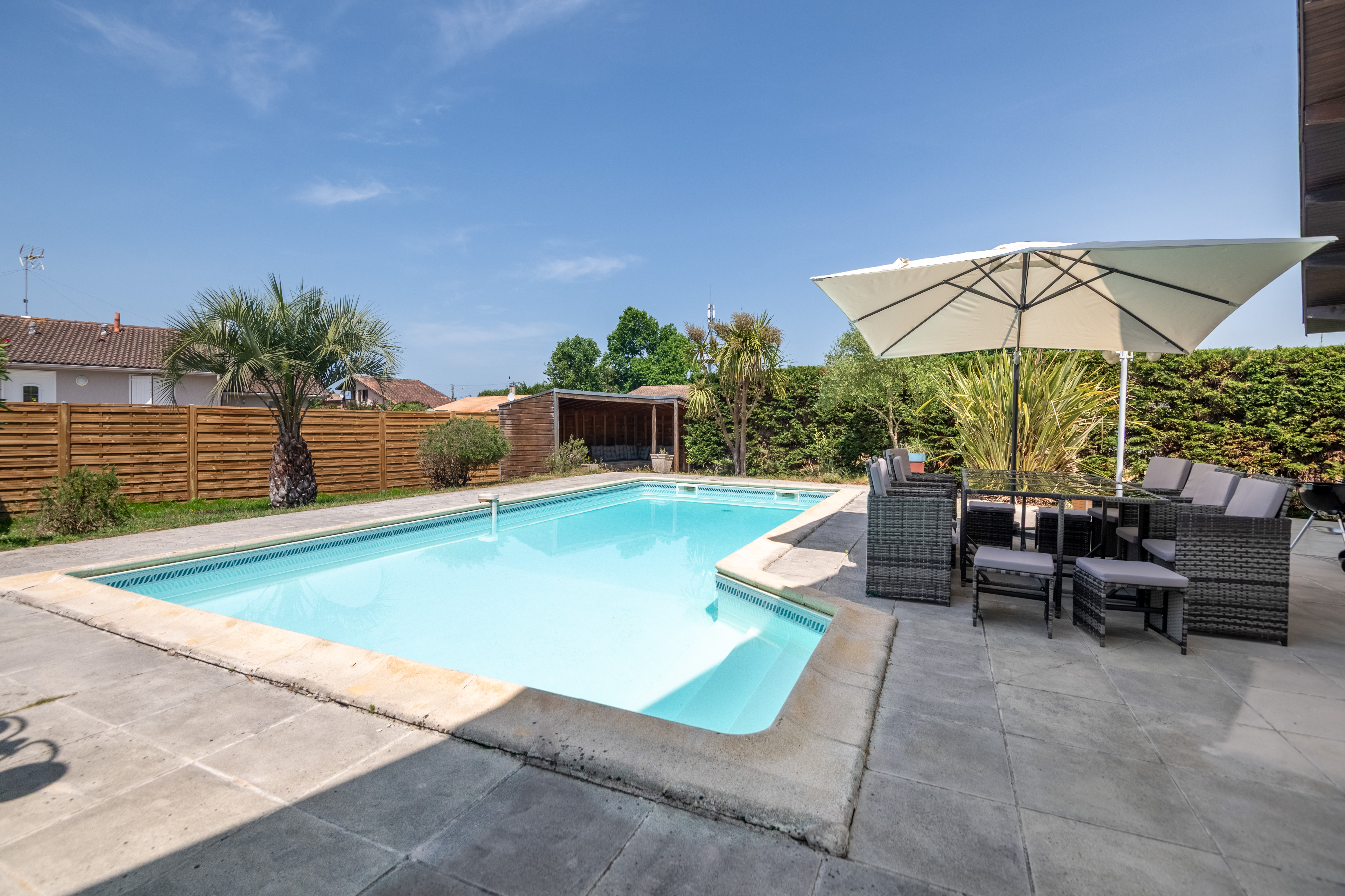 Villa L'Ermitage - Vue de la piscine avec la maison en arrière-plan